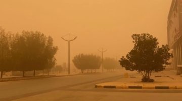 عواصف ترابية شديدة تضرب العاصمة الرياض