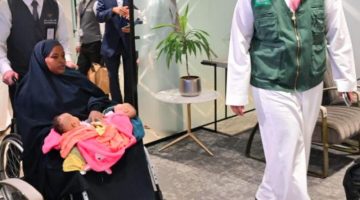 استقبال التوأم الملتصق "رحمة ورملا" في الرياض لبدء تقييم طبي شامل