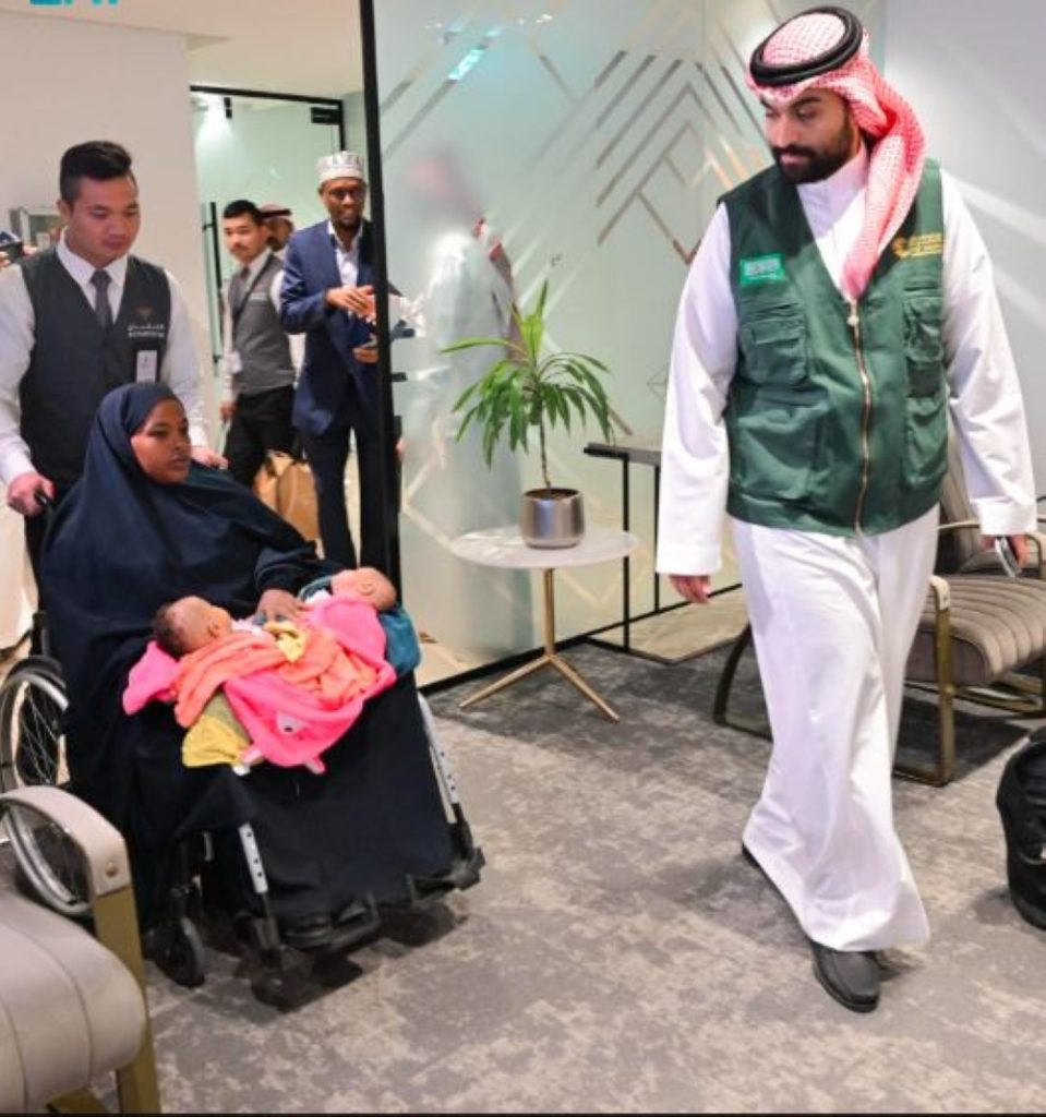 استقبال التوأم الملتصق "رحمة ورملا" في الرياض لبدء تقييم طبي شامل