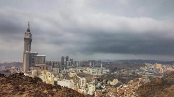 هطول أمطار خفيفة على مناطق متفرقة في مكة المكرمة حتى صباح الغد
