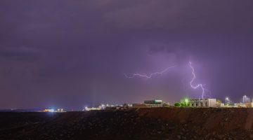 الأمطار الغزيرة والعواصف الرعدية تضرب الباحة: تحذيرات من تأثيرات الطقس القاسي